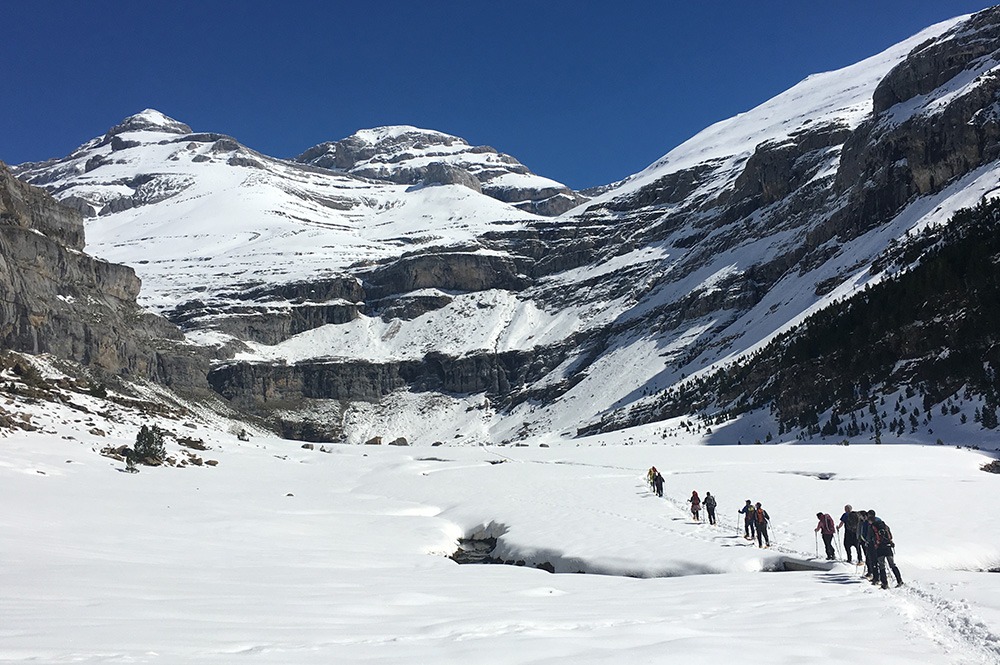 excursion raquetas de nieve los pirineos
